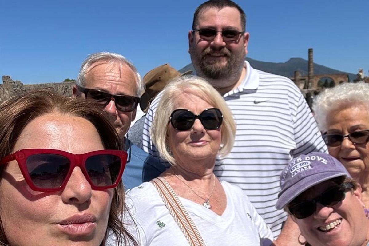 Un grupo de personas con gafas de sol posando para una foto.