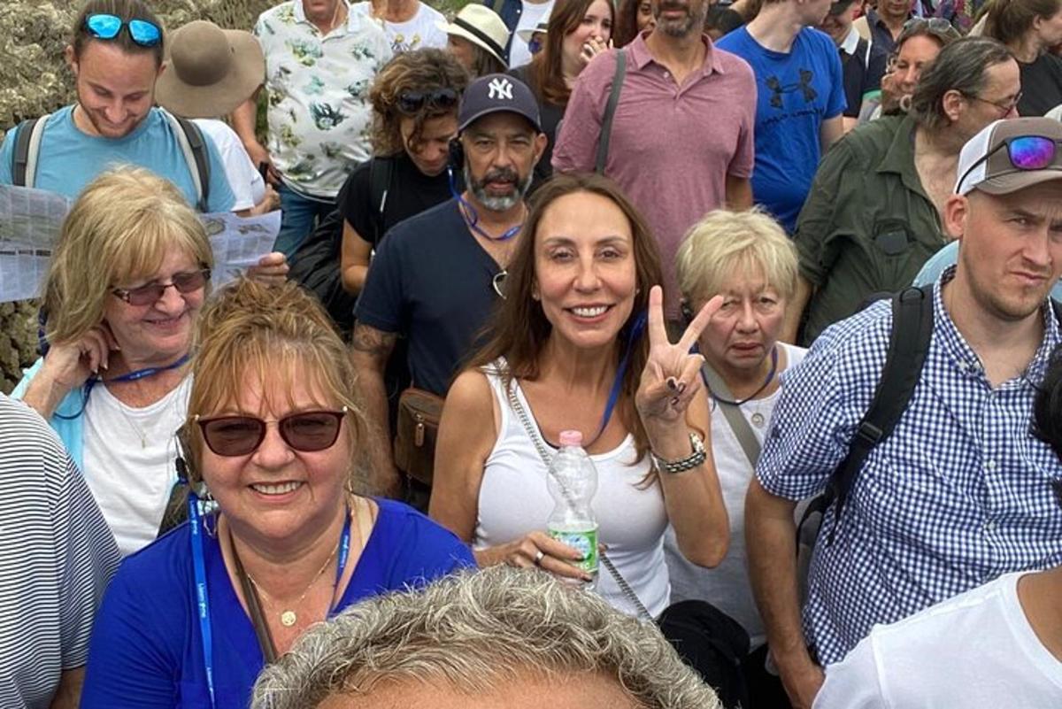 un grupo de personas de pie entre una multitud