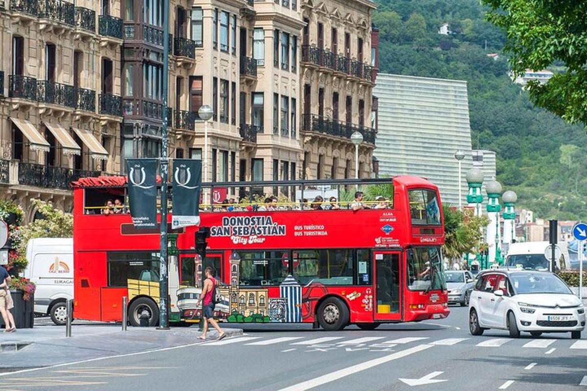 ein roter Doppeldeckerbus auf einer Stadtstraße