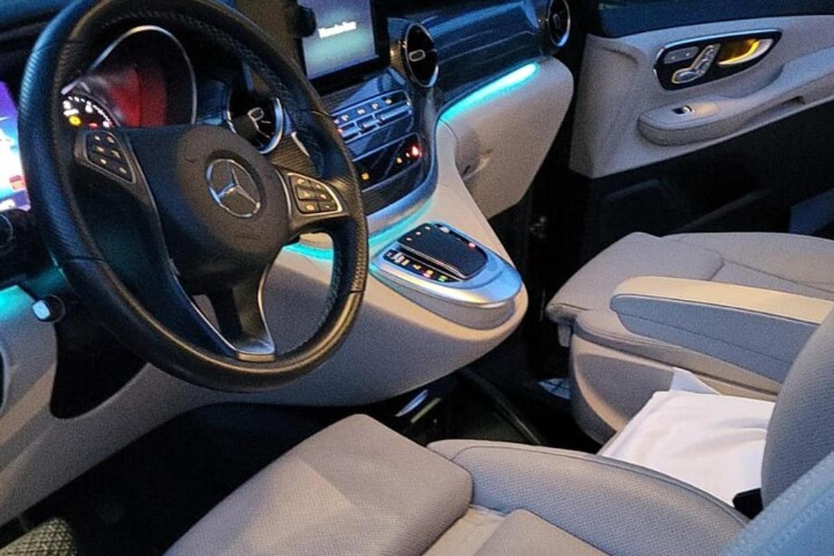Un primer plano del volante de un coche.