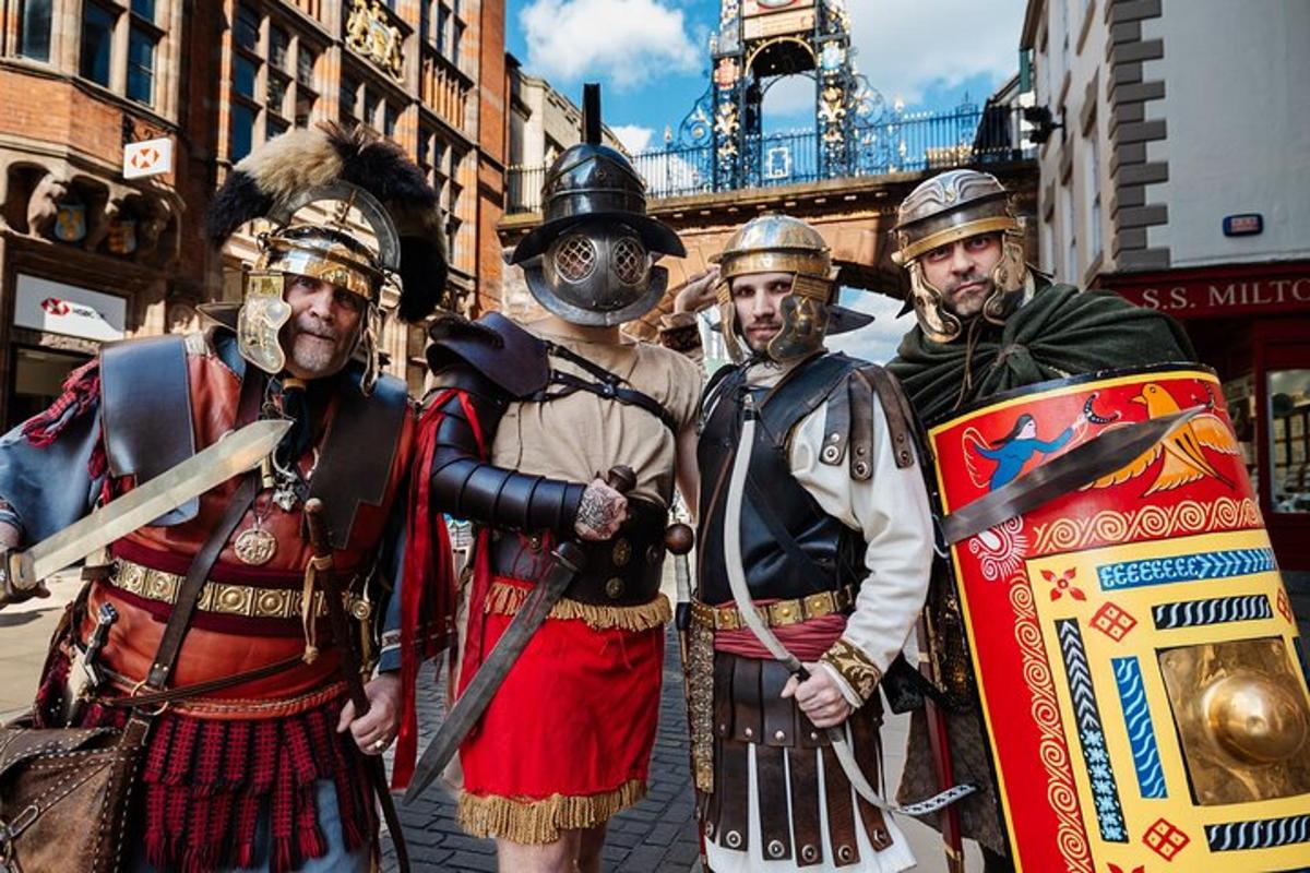 un gruppo di uomini vestiti con costumi storici in una strada