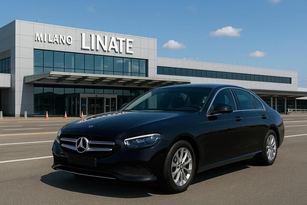čierne auto zaparkované pred budovou