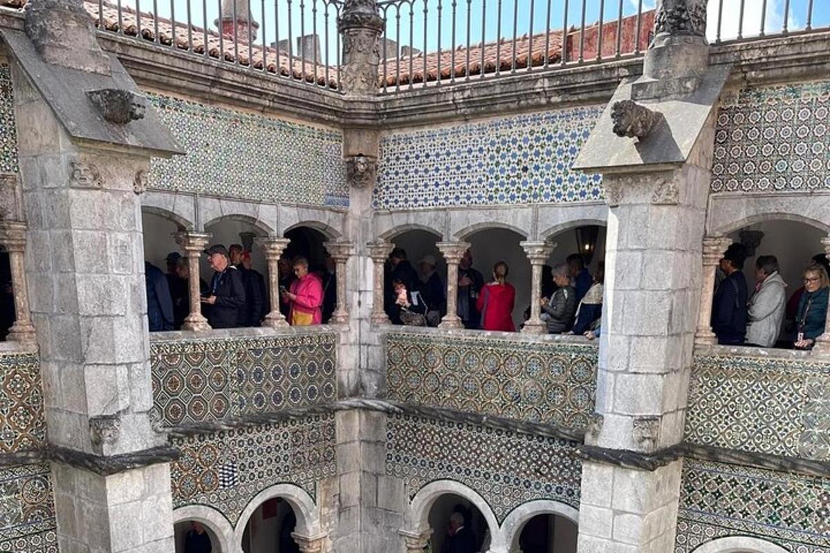 skupina lidí sedících na balkóně budovy