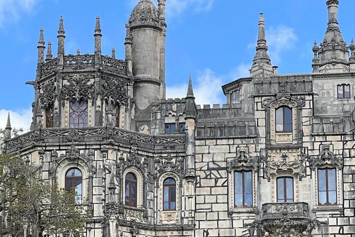 um antigo castelo com duas torres no topo