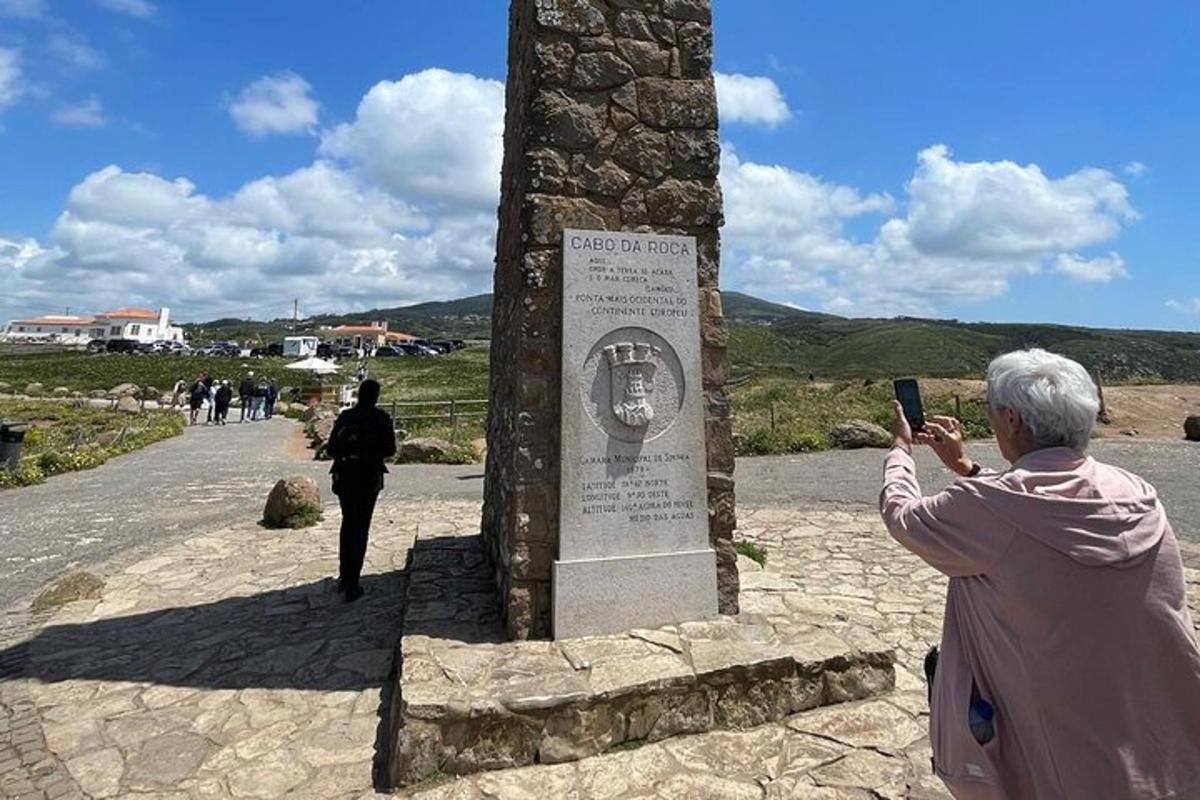 uma mulher mais velha tirando uma foto de um monumento