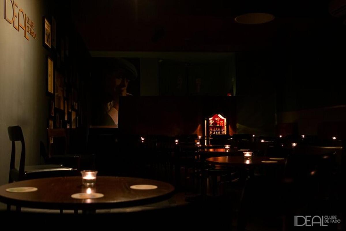 en restaurant med bord og stoler i et mørkt rom