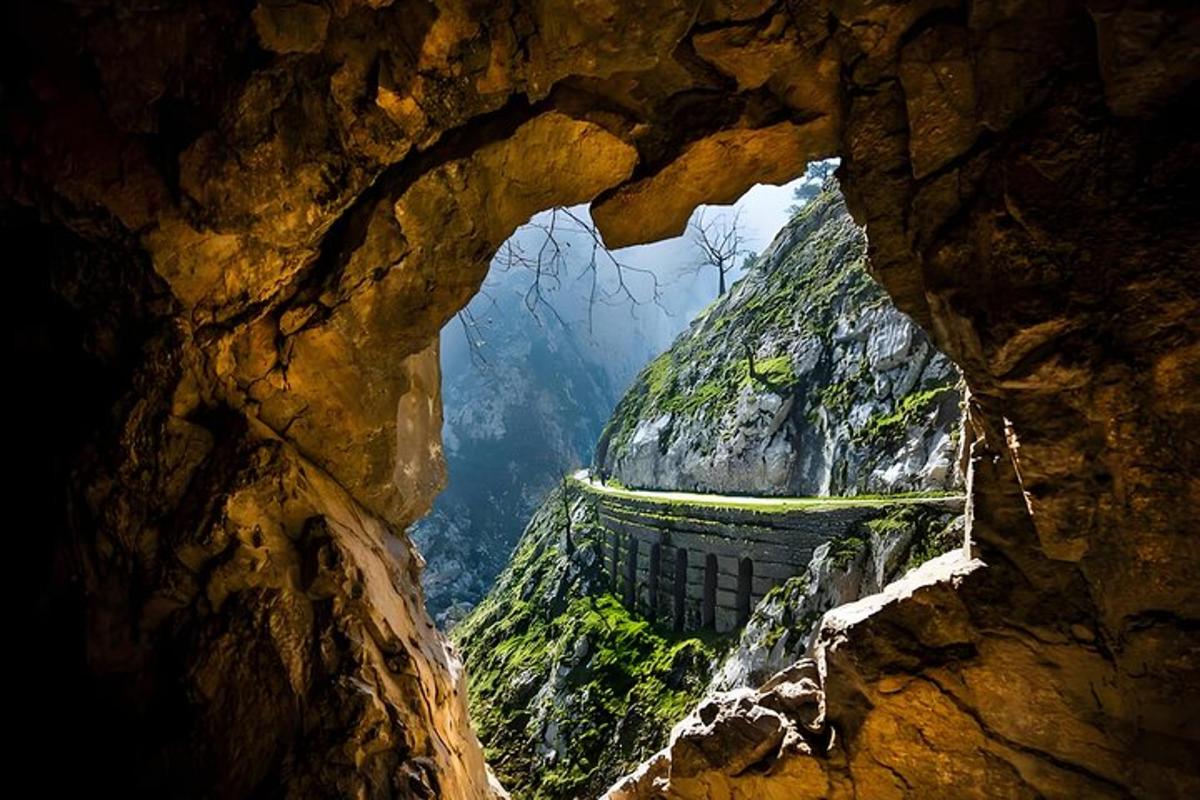 uma caverna com vista para uma montanha