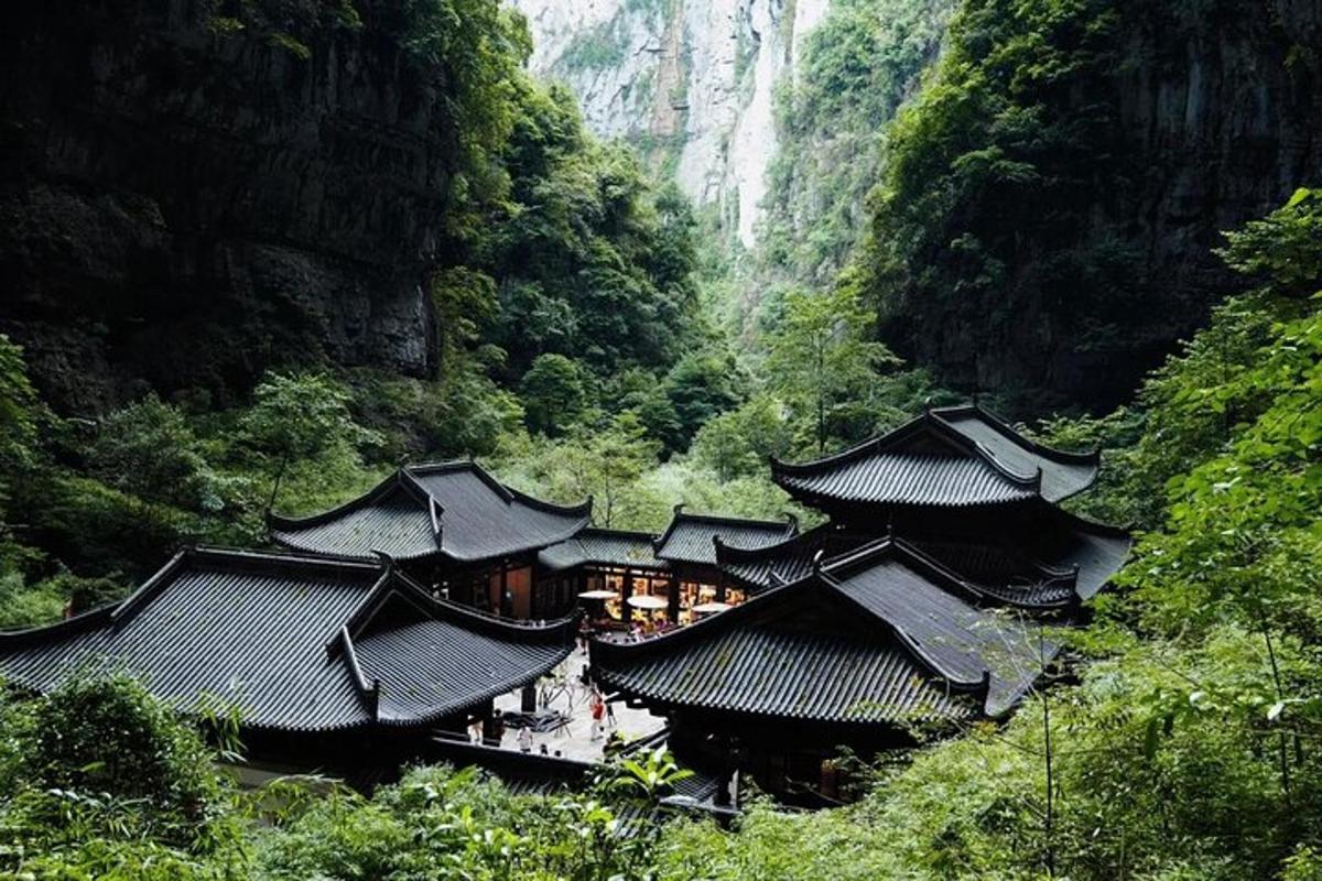 um grupo de edifícios chineses em um vale montanhoso