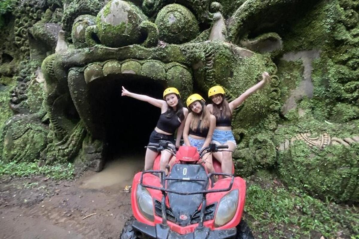 tre ragazze sono in piedi davanti a un quad in un tunnel