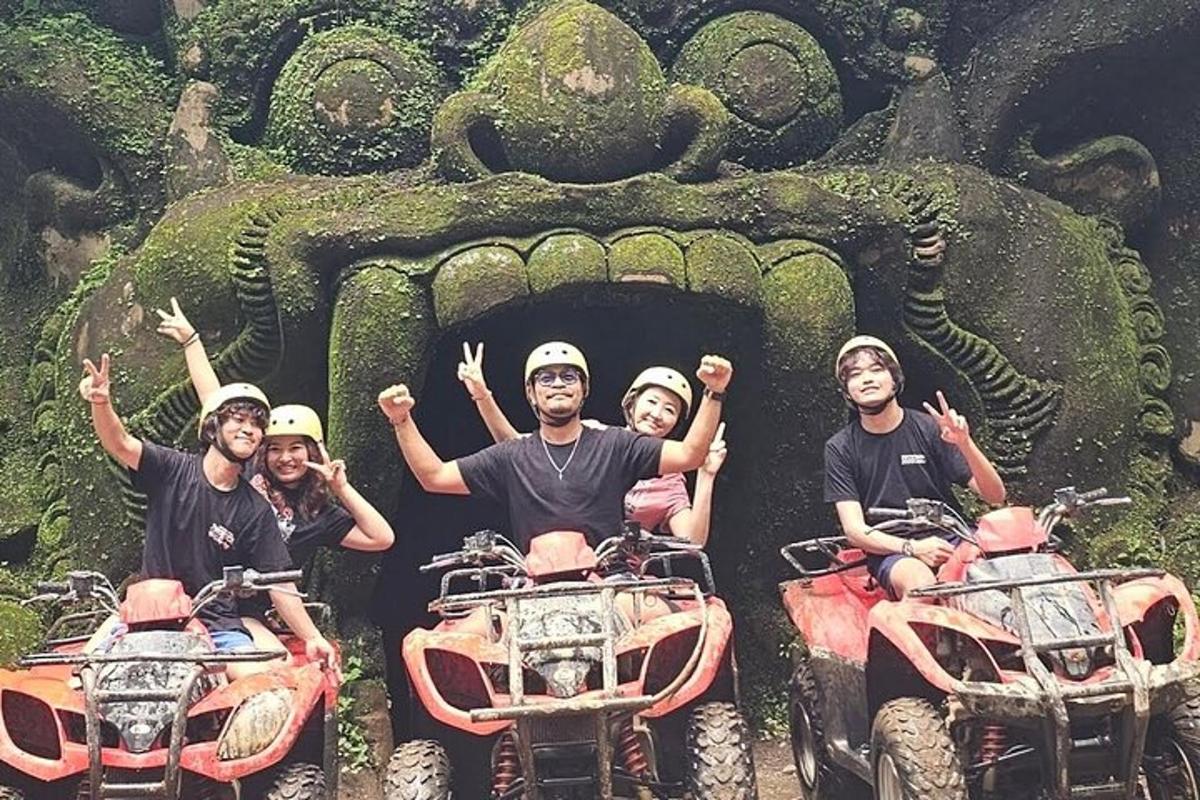 un gruppo di persone su quad davanti a una statua