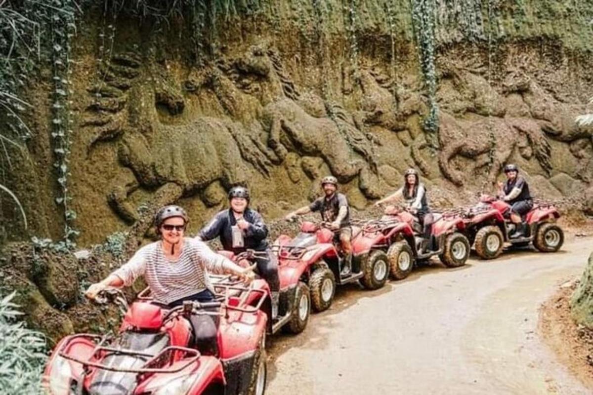 un gruppo di persone che percorrono in quad una strada sterrata