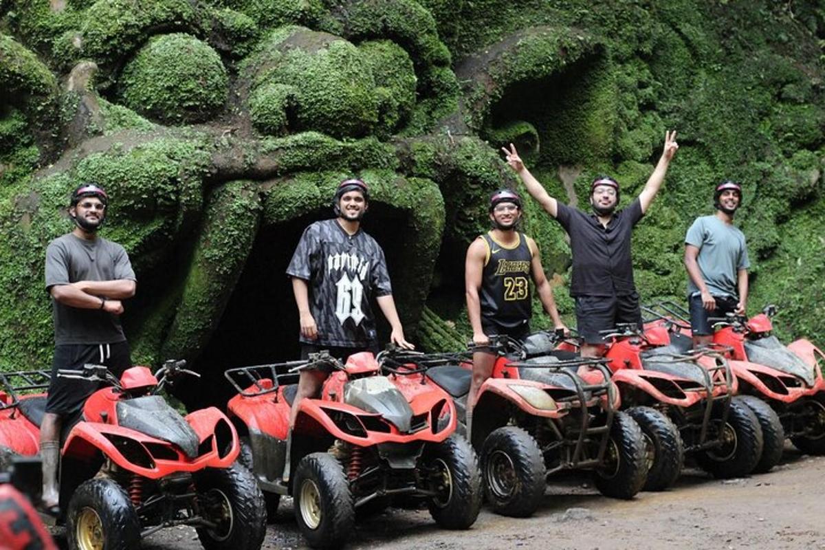 un gruppo di uomini in piedi davanti a quattro quad