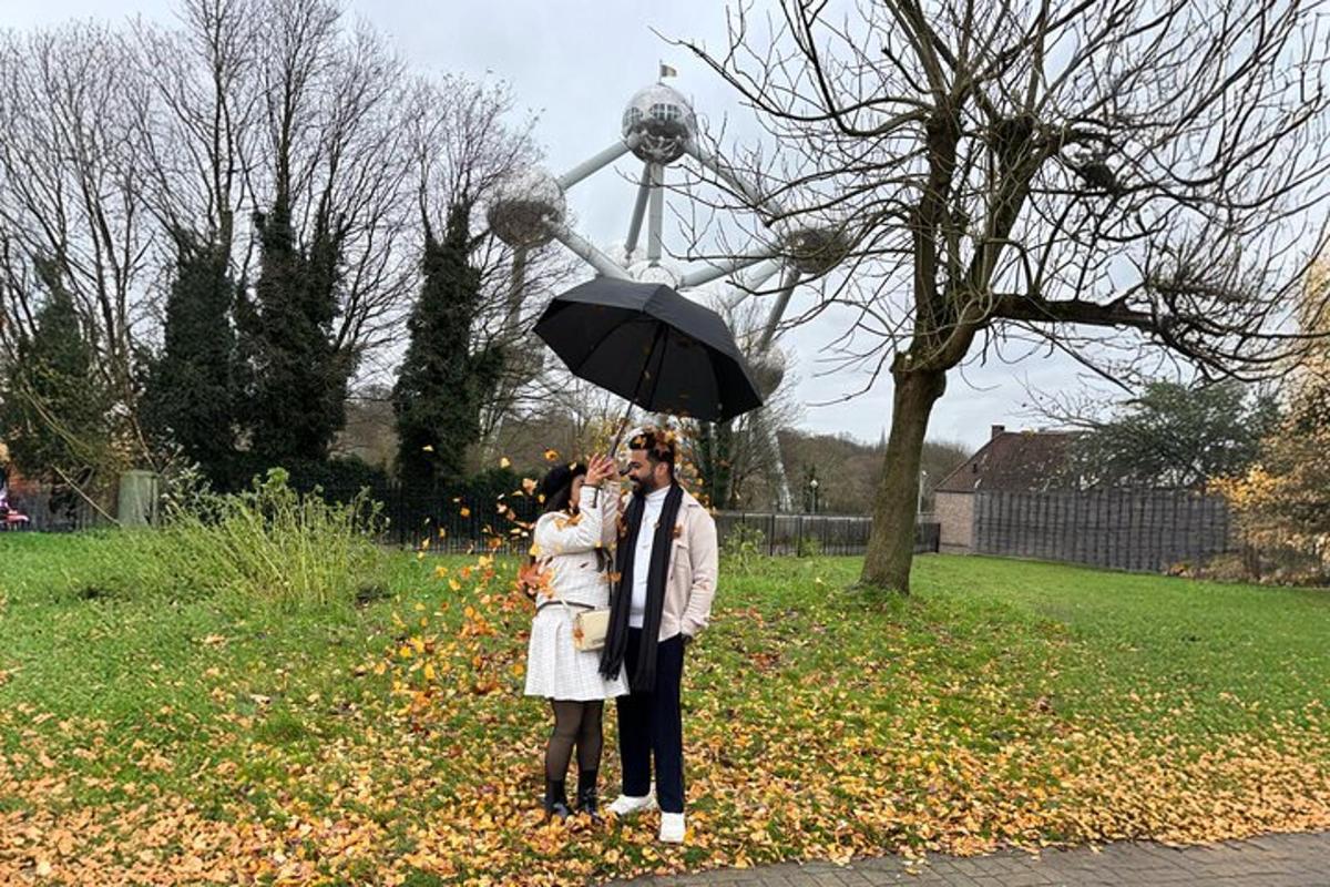 une femme tenant un enfant et un parapluie
