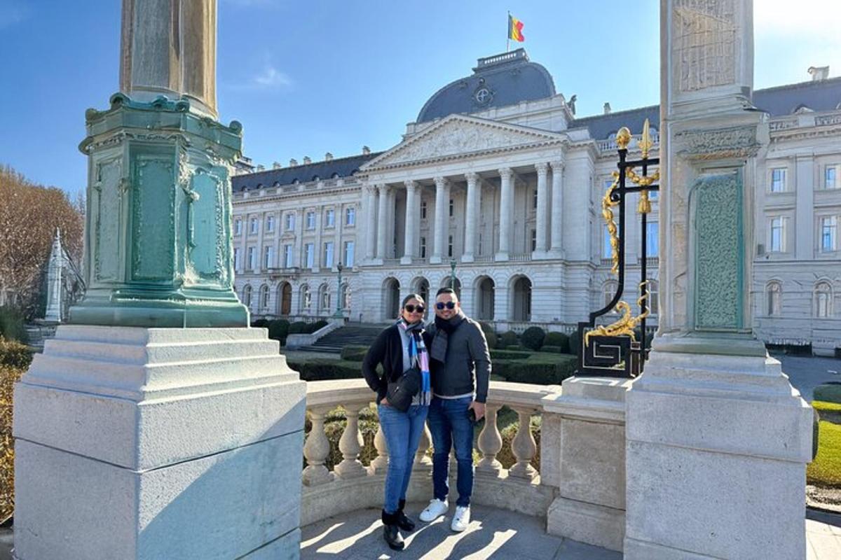 deux personnes debout devant un grand bâtiment
