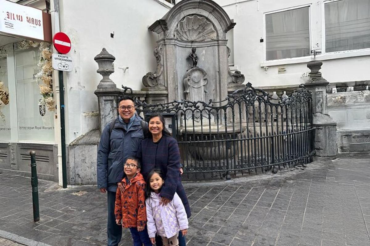 une famille posant pour une photo devant un bâtiment