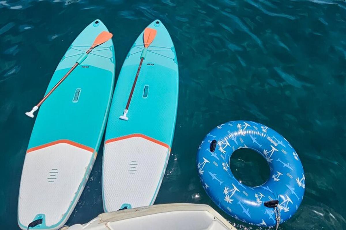due tavole da surf e un salvagente sull'acqua