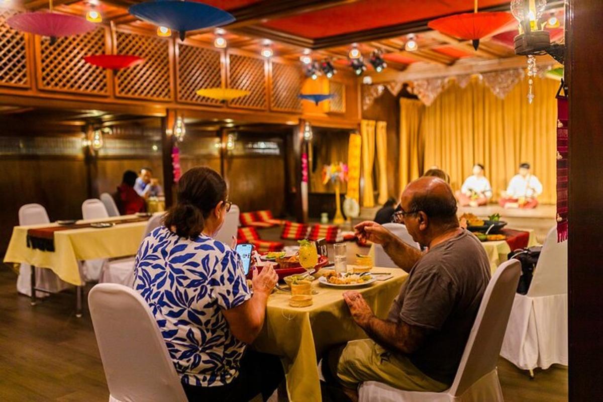 skupina lidí sedících u stolu v restauraci