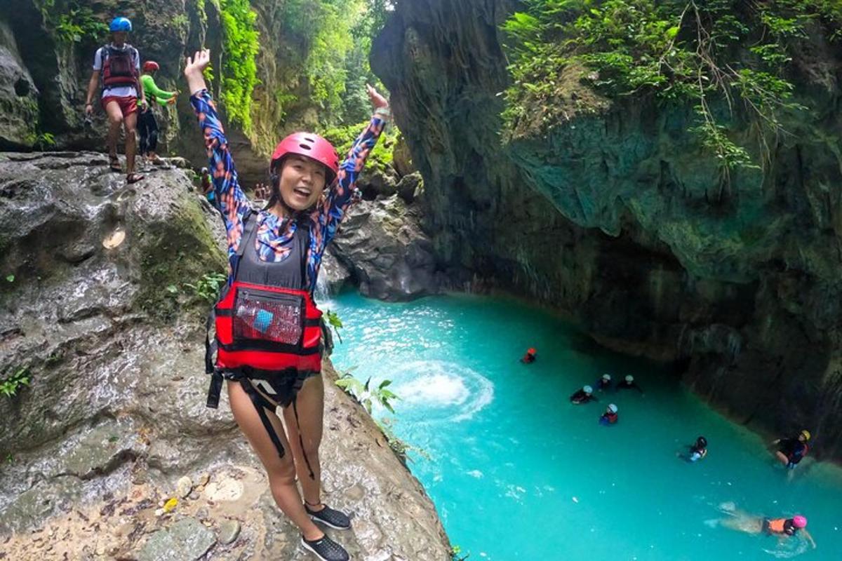 una giovane ragazza è appesa a una corda sopra un fiume