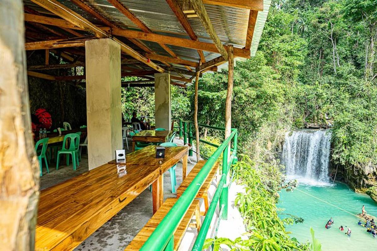un ponte di legno con una cascata sullo sfondo