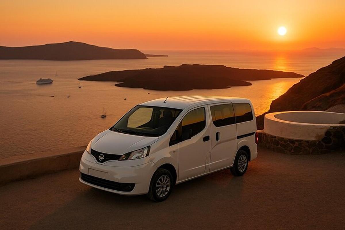 Bel kombi parkiran ob oceanu ob sončnem zahodu
