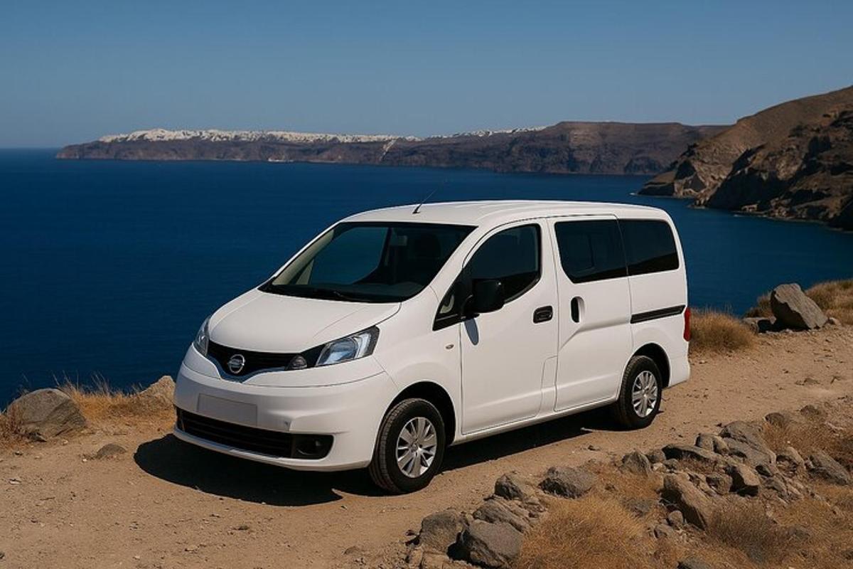 bel kombi parkiran na hribu blizu vode