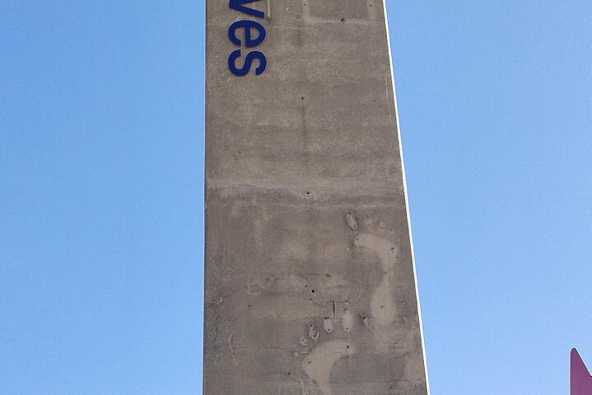 una torre de pedra alta amb la lletra r