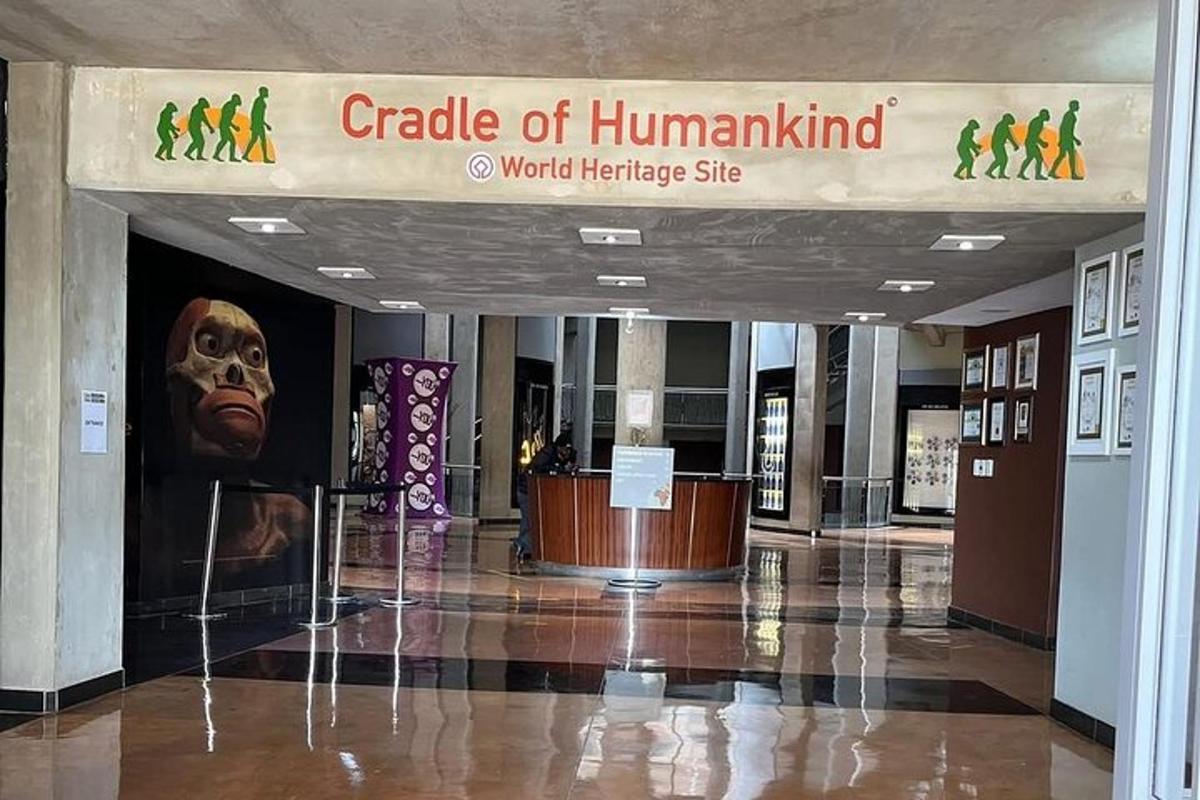un vestíbul amb un rètol que diu "bressol de la humanitat, patrimoni mundial"