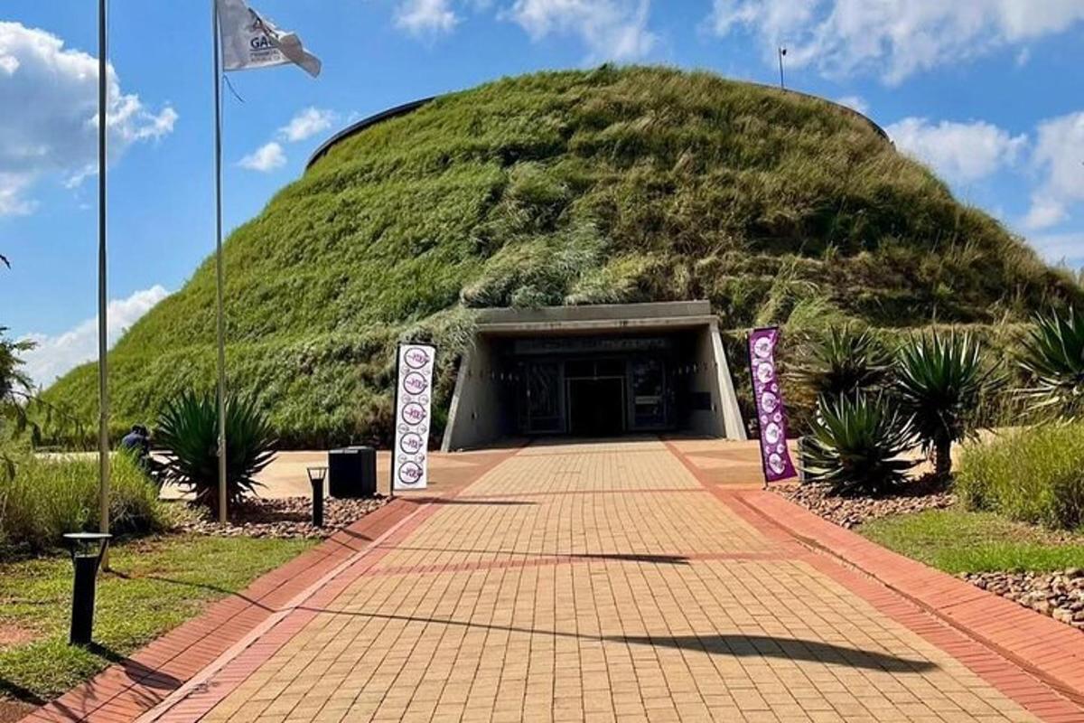 un gran turó herbós amb un edifici