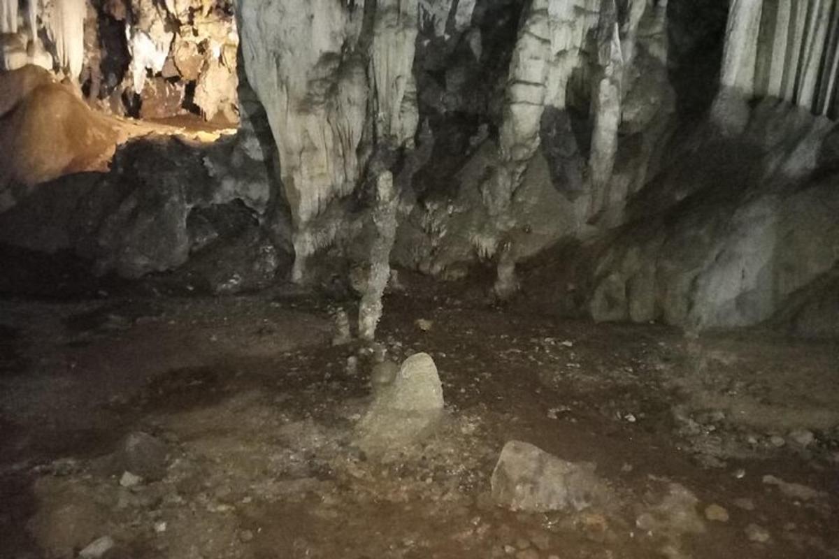 ortasında bir kaya bulunan bir mağara