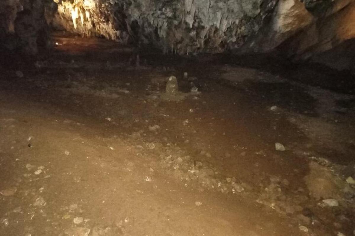 una cova fosca amb terra de terra i una cova