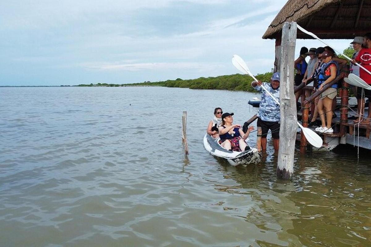 un grupo de personas en un barco en el agua