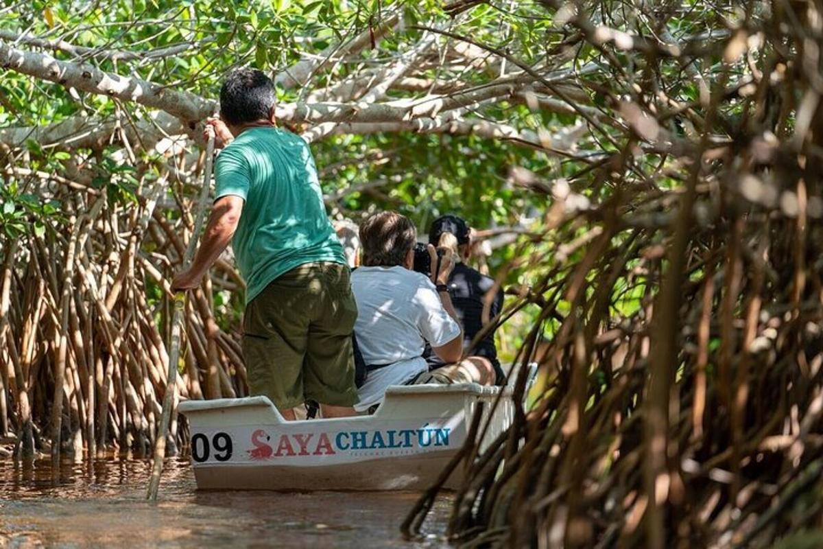 Un grupo de personas en un pequeño bote en el agua.