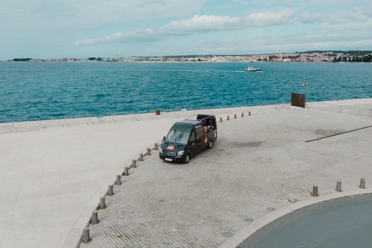 veekogu kõrval parklas pargitud kaubik