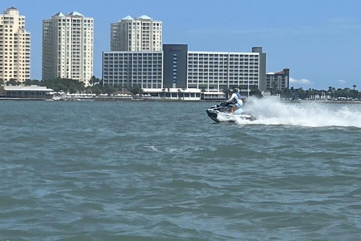 una persona en una moto acuática en el agua