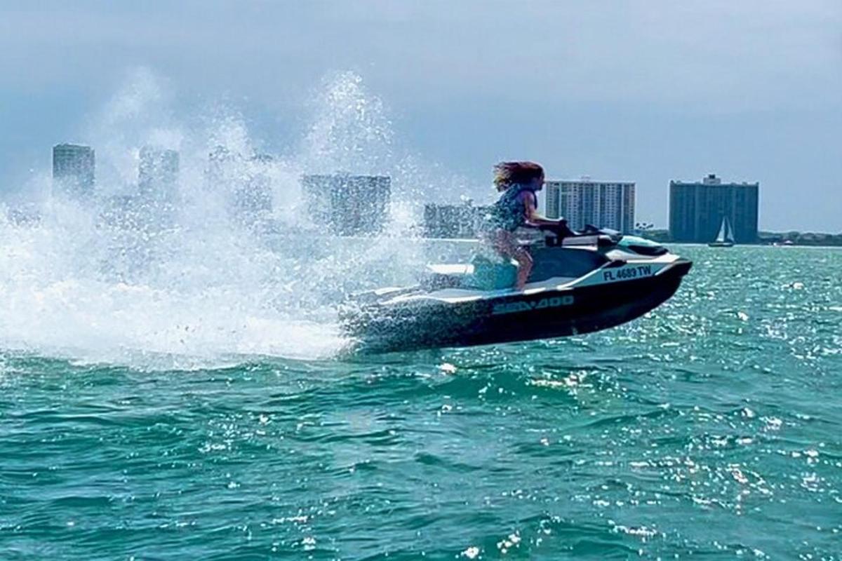 seorang gadis menaiki jet ski di dalam air