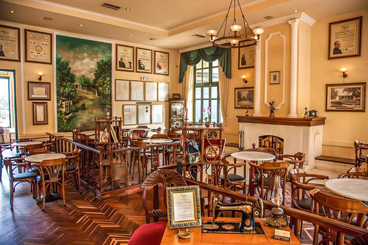 un restaurant amb taules i cadires i una llar de foc