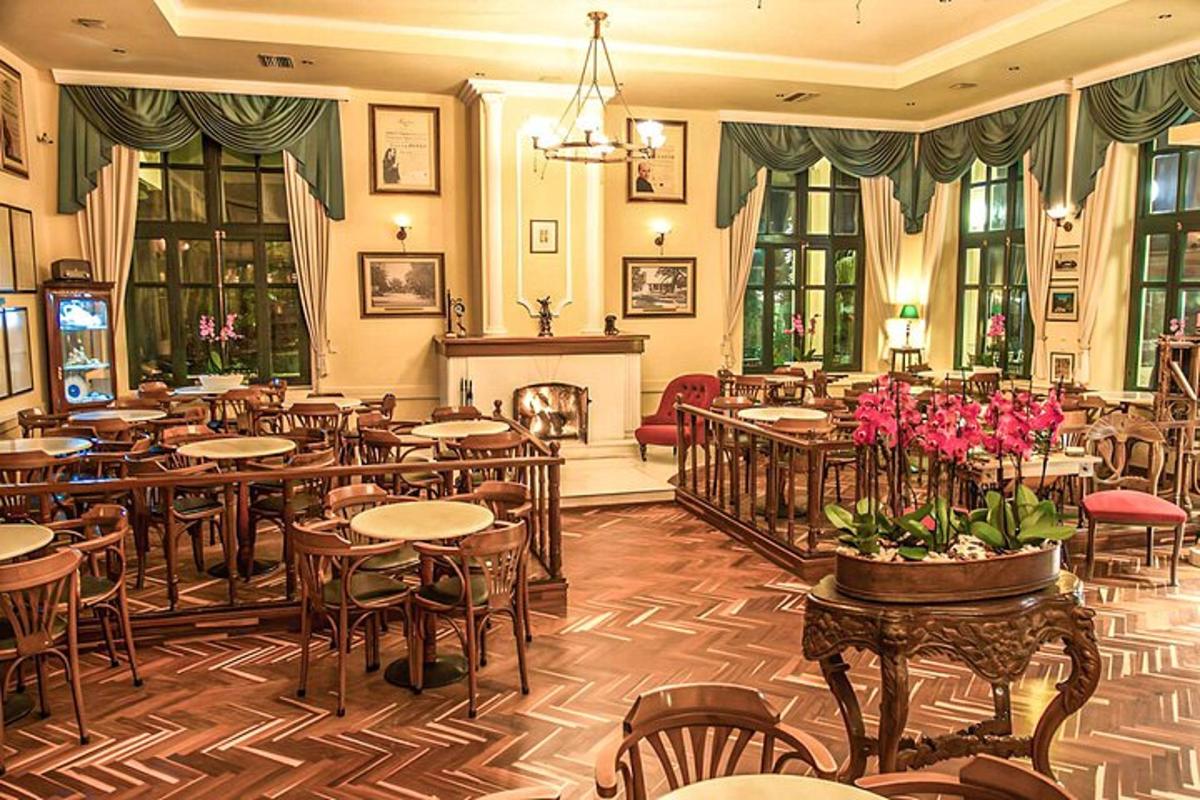 een restaurant met tafels en stoelen en een open haard