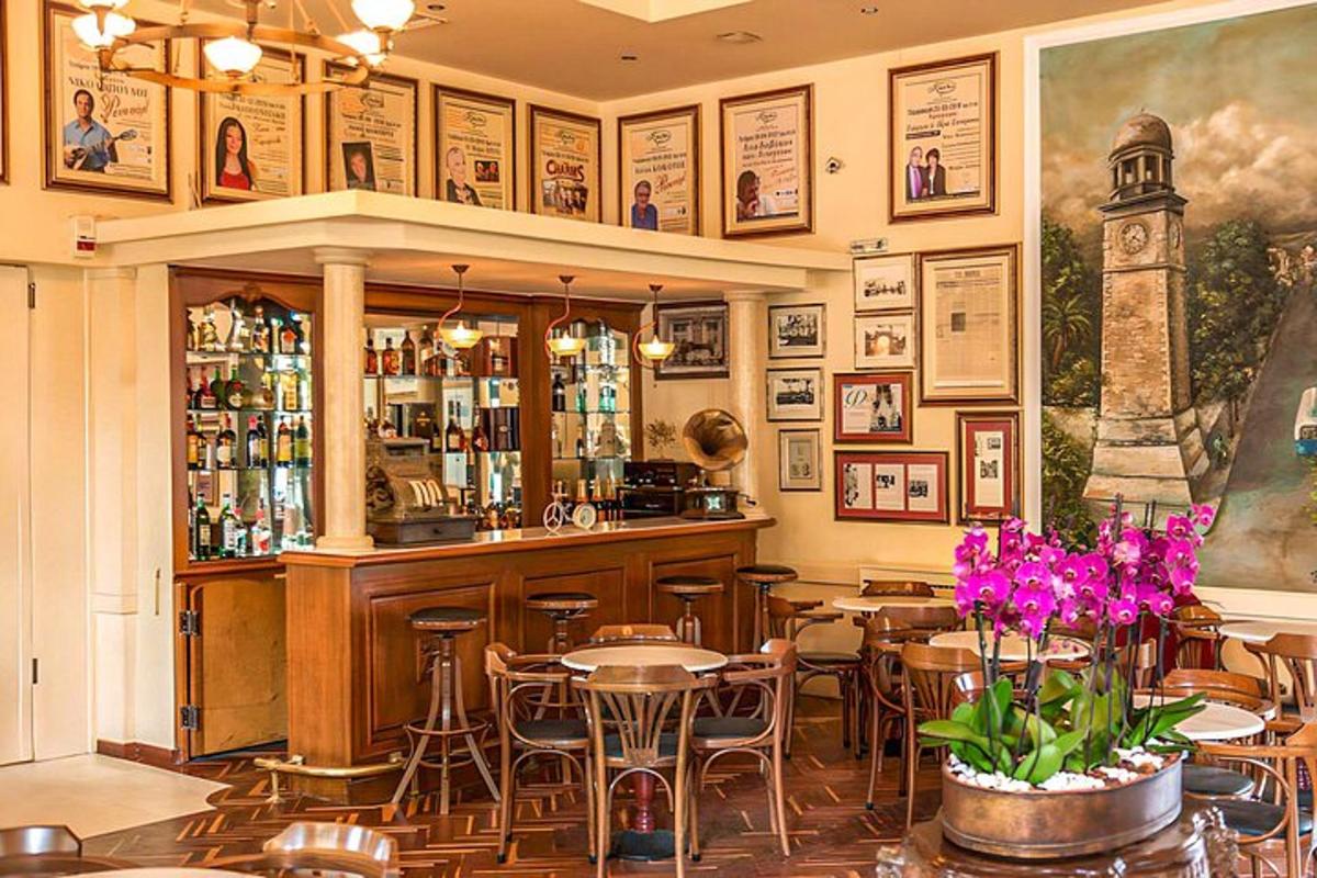 un bar amb taules i cadires en un restaurant