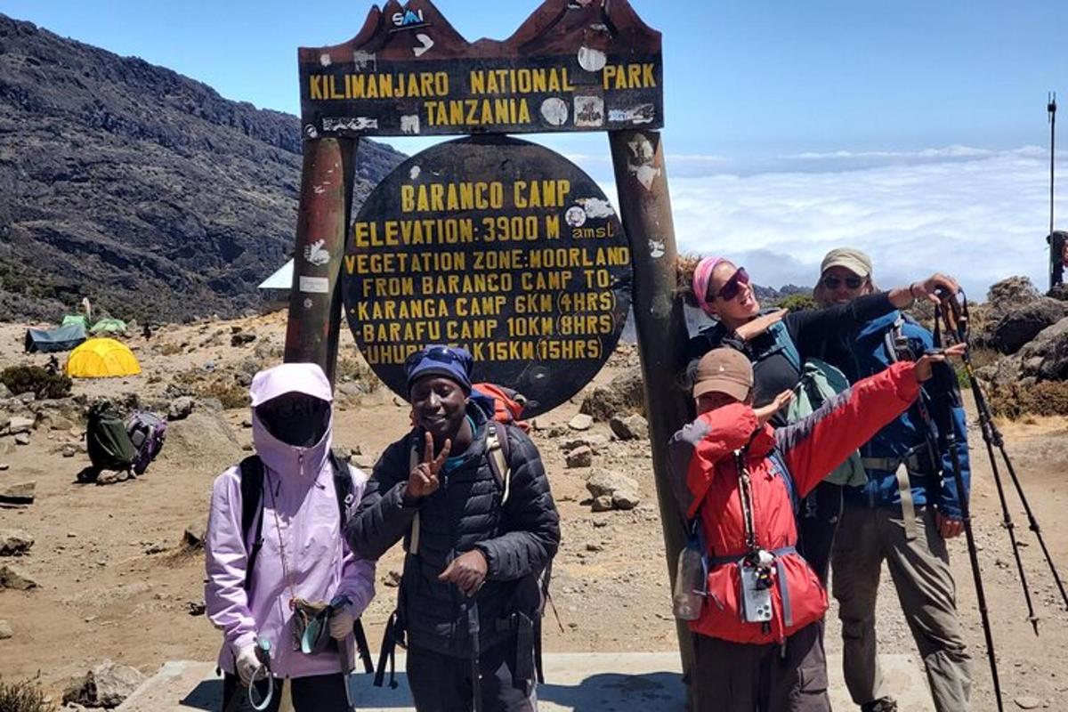 sekumpulan orang berdiri di hadapan papan tanda