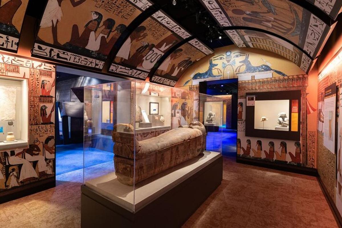 ein Museum mit einem Bett mitten im Raum