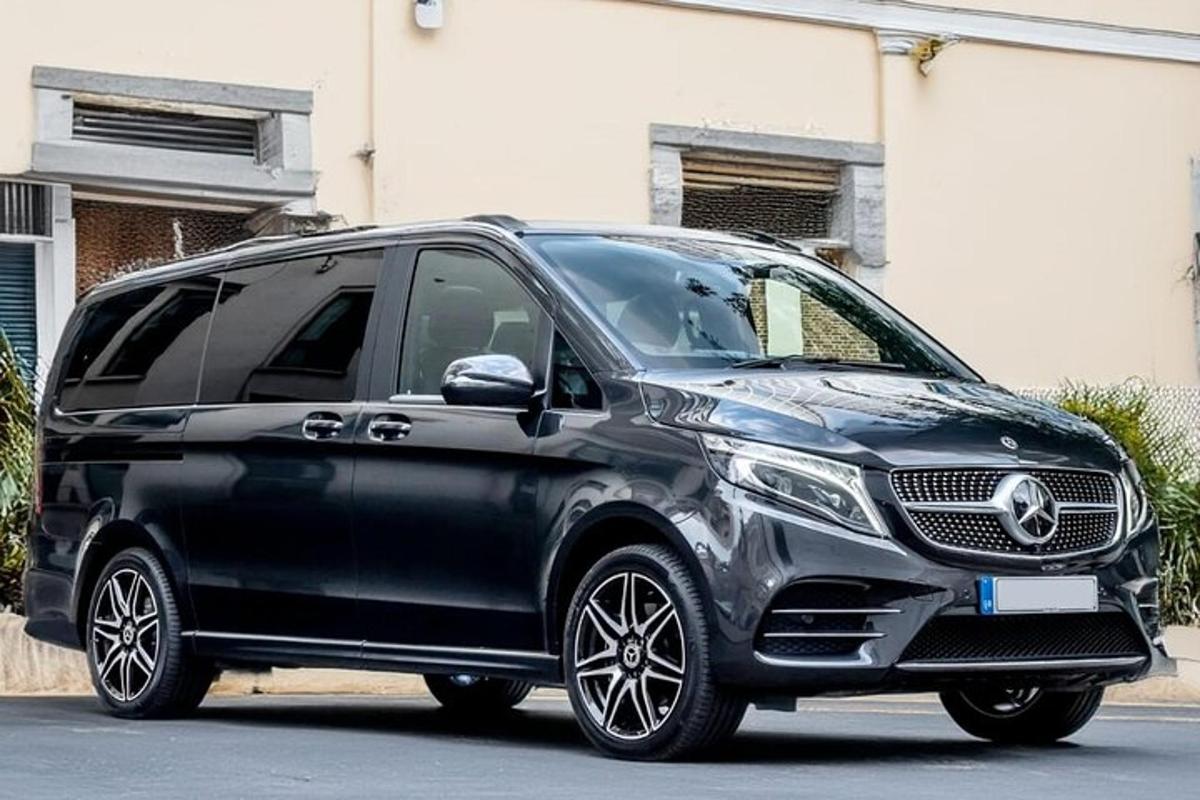 Černé SUV Mercedes Benz zaparkované na ulici