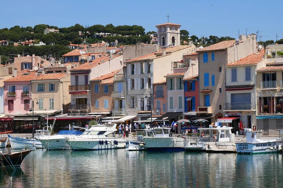 un gruppo di barche è attraccato in un porto