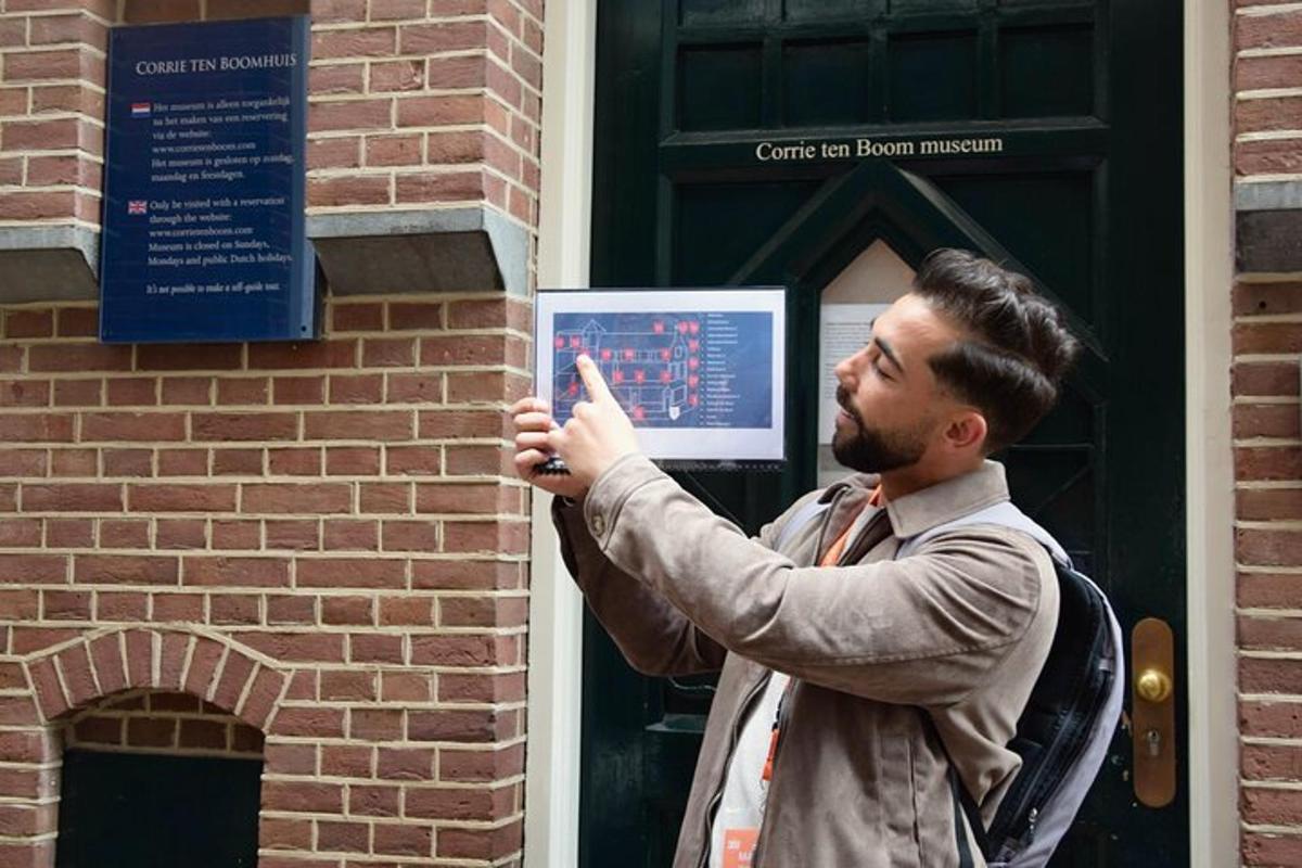 一名男子坐在椅子上拍摄建筑物