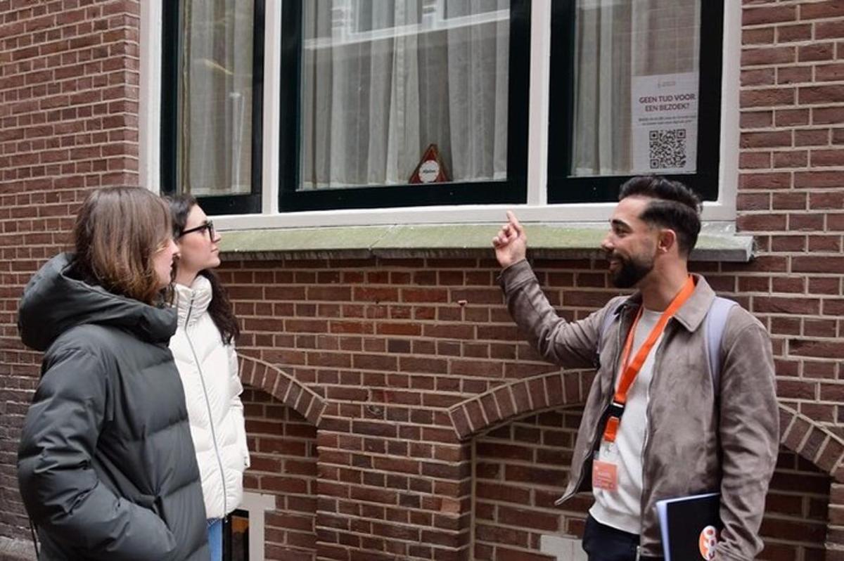 一名女子与一名男子指着窗户