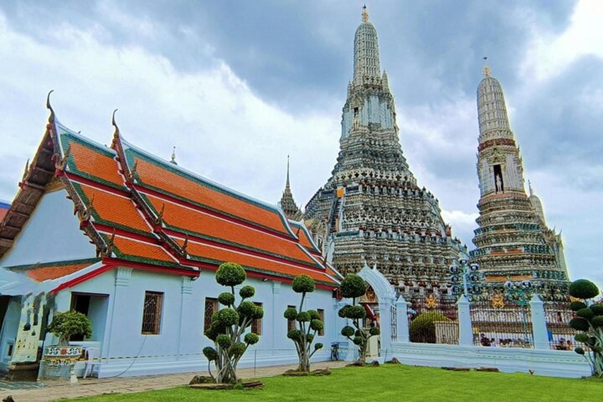 sebuah bangunan dengan tiga menara tinggi di latar belakang