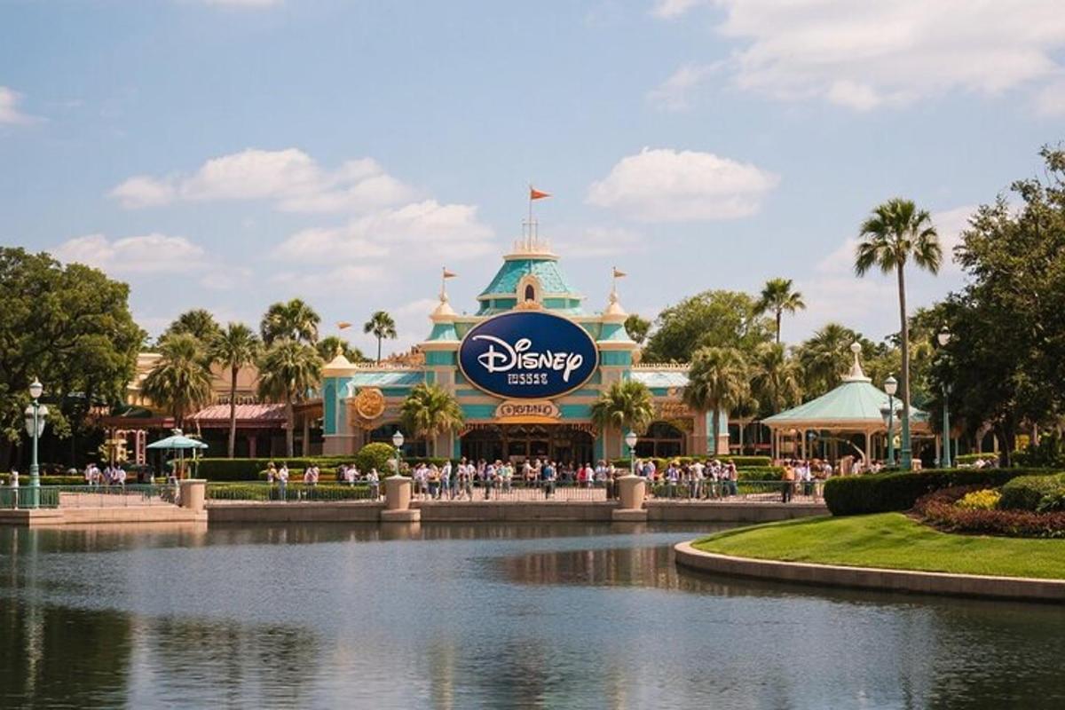 Pohled na resort Disney Epcot s jezírkem