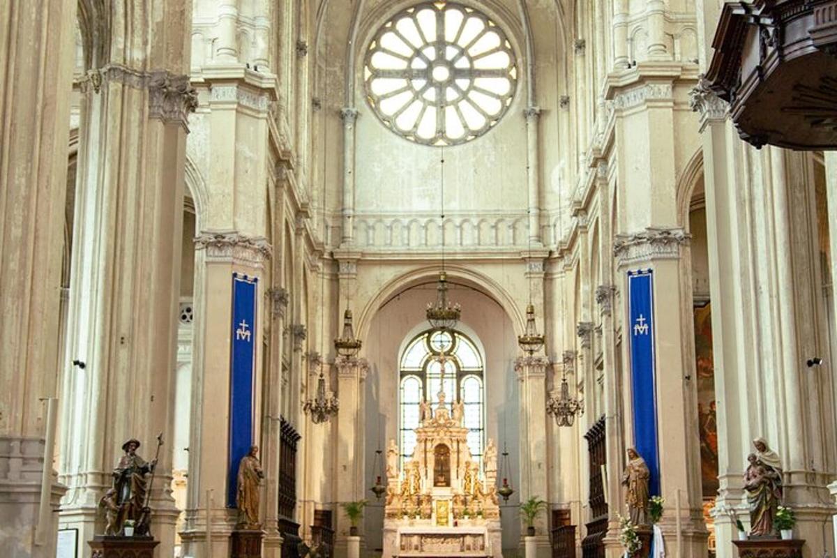 sebuah katedral besar dengan jam di atasnya