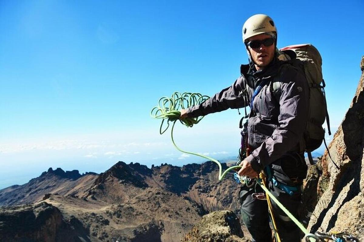 maður sem heldur á reipi efst á fjalli