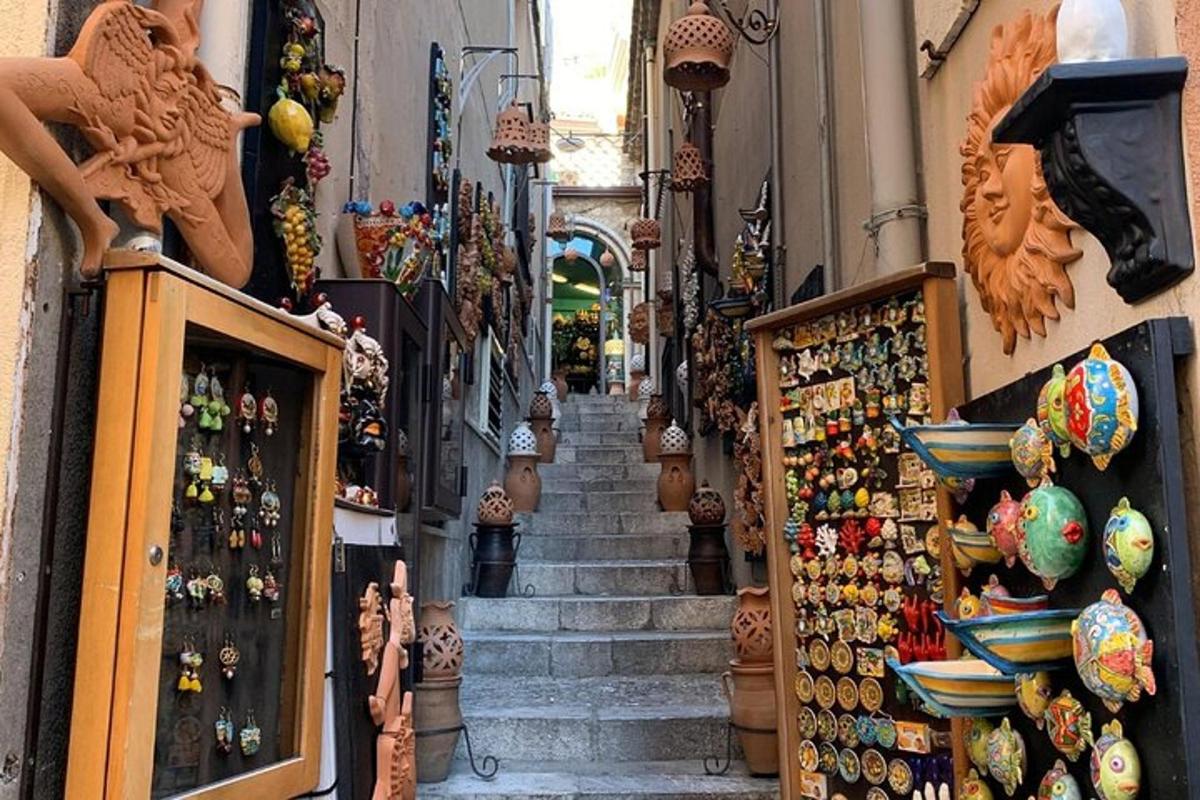 um beco estreito com escadas que levam a uma loja