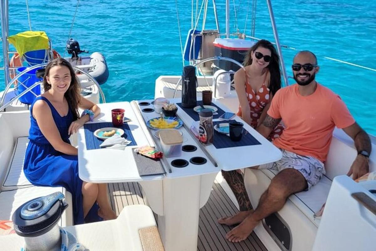 Un grupo de personas sentadas en un bote en el agua.